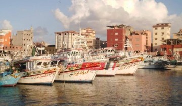 توقف حركة الصيد وإغلاق بوغاز عزبة البرج في دمياط بسبب موجة الطقس السيئ
