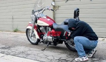 ضبط صاحب مخزن يسرق كميات من قطع غيار دراجات نارية