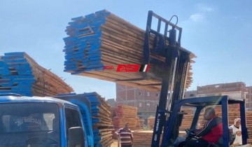 التصدي لاعمال تشوينات الخشب المخالفة علي طريق الهويس في دمياط