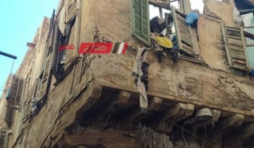 إزالة أجزاء خطرة عن عقار آيل للسقوط في منطقة الجمرك بالإسكندرية
