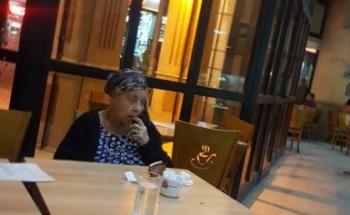 صورة لنجمة كبيرة معتزلة تجلس وحيدة بمقهى من زمن الفن الجميل.. تعرف عليها
