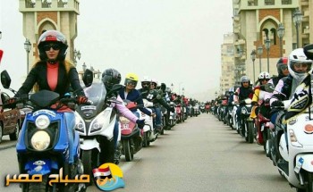 بالصور أول فتاة تعلم الفتيات ركوب الدراجات البخارية بالاسكندرية