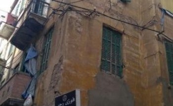 سقوط جزء من شرفة عقار قديم فى المنشية بالإسكندرية