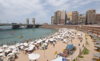 إقبال كبير من المواطنين على شواطىء الإسكندرية