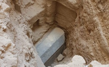 رفع التابوت الأثرى المكتشف أسفل عقار بسيدى جابر بالإسكندرية
