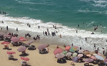 الإدارة المركزية للسياحة والمصايف ترفع درجة الاستعداد بشواطىء الإسكندرية بسبب ارتفاع موج البحر