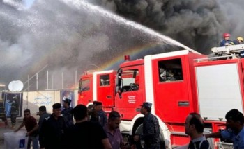 سيارتين اطفاء للسيطرة على حريق نشب في مدرسة عمر الفاروق بالشرقية