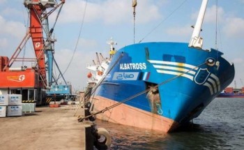 بالرغم من الطقس السيئ ميناء دمياط يواصل العمل و يستقبل 6 سفن