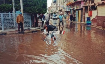 سحب مياه الأمطار بمركز ومدينة كفر البطيخ بعد شكاوى الاهالي