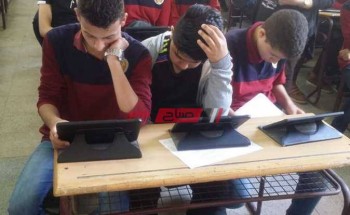 طلاب الصف الأول الثانوي يؤدون الامتحان التجريبي من المنزل بعد تعطيل الدراسة في الإسكندرية
