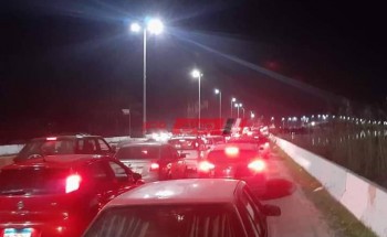 بالصورة تكدس مروري على طريق رأس البر – دمياط بعد منع دخول المواطنين من غير قاطني المدينة