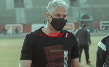 وائل جمعة يظهر داخل التتش ويهنئ لاعبو الأهلي