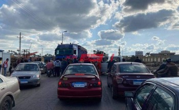 سيارة مقطورة تدهس ميكروباص على طريق دمياط الجديدة دون اصابات