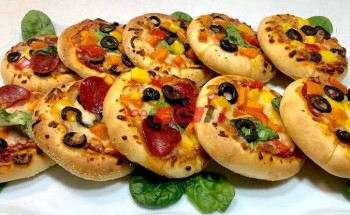 طريقة عمل ميني بيتزا علي قطمتين للأطفال بطعم شهي ولذيذ