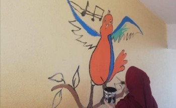 «أميمة حسين» رسامة البهجة والسعادة علي الجداريات ووجوه الطلاب
