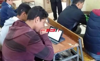 طلاب الصف الثاني الثانوي يؤدون امتحانات الترم الثاني في الفترة المسائية بالإسكندرية