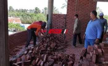 ازالة حالة تعدي بالبناء المخالف لمبنى بدون ترخيص بقرية الركابية في دمياط