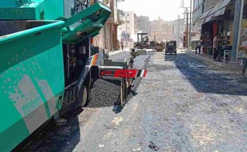 استكمال أعمال رصف شارع النخيل في منطقة الامتداد العمراني بدمياط