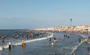 إنقاذ 59 شخص من الغرق وعودة 197 طفل تاءه في شواطئ رأس البر بعطلة نهاية الأسبوع