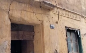 إزالة أجزاء خطرة عن عقار قديم بحي غرب في الإسكندرية