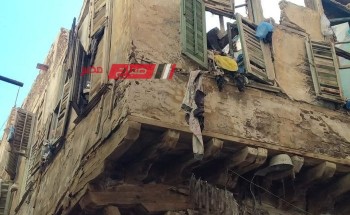 إزالة أجزاء خطرة عن عقار آيل للسقوط في منطقة الجمرك بالإسكندرية