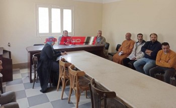 رئيس محلية السرو بدمياط يعقد اللقاء الأسبوعي للمواطنين لحل مشاكلهم