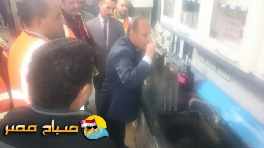 بالصور محافظ الاسكندرية يشرب المياه من الصنبور ويؤكد المياه غير مسممة