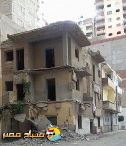سقوط أجزاء من أحد العقارات فى شرق الإسكندرية والحى يتدخل للتعامل مع الواقعة وإزالة الأجزاء الخطرة