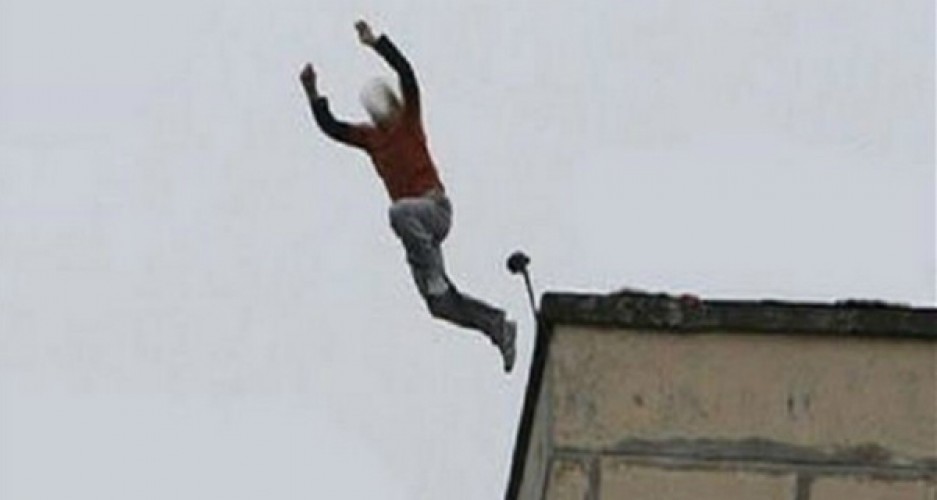 موظف يهدد بالانتحار من أعلى محطة صرف صحى بالإسكندرية