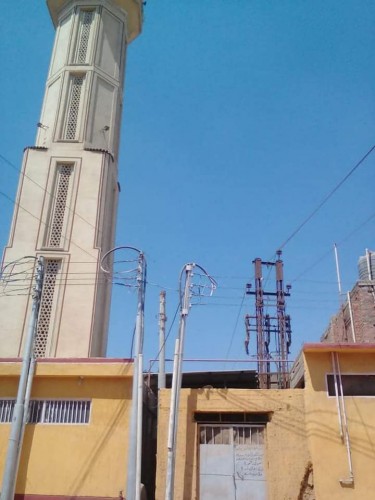 عمود كهرباء للضغط عالى ينذر بحدوث كارثة داخل مسجد بالدقهلية