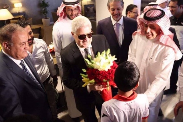 صور| مرتضى منصور يصل السعودية