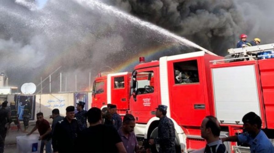 سيارتين اطفاء للسيطرة على حريق نشب في مدرسة عمر الفاروق بالشرقية