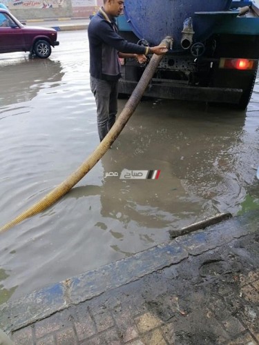بالصور..استمرار رفع مياه الأمطار من شوارع الإسكندرية.. استياء المواطنين من غرق الشوارع بالمياه