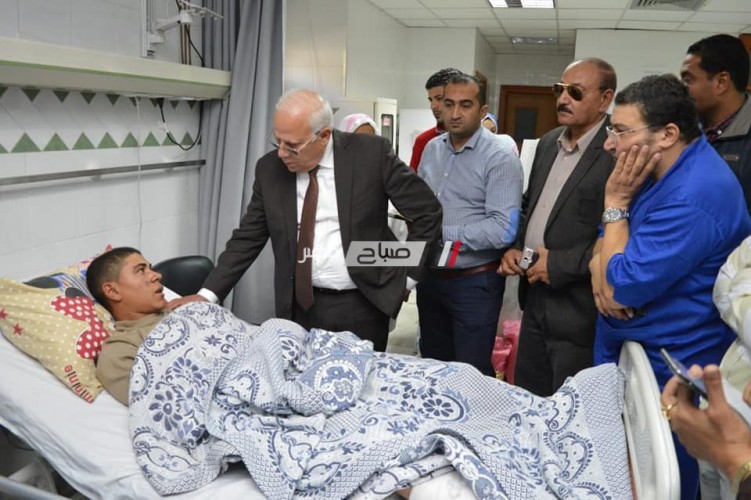 “محافظ بورسعيد” يزور مصابي حادث “أتوبيس العمال” في المستشفي