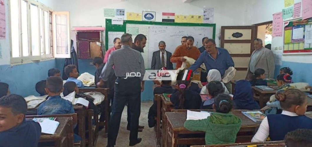 جمعية منار السبيل توزع شنط و أدوات مدرسية على طلاب مدرسة العاشر من رمضان بدمياط