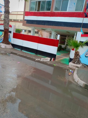 مياه الامطار تهدد طلاب المدارس بدمياط بعد غرق الشوارع و الطرق