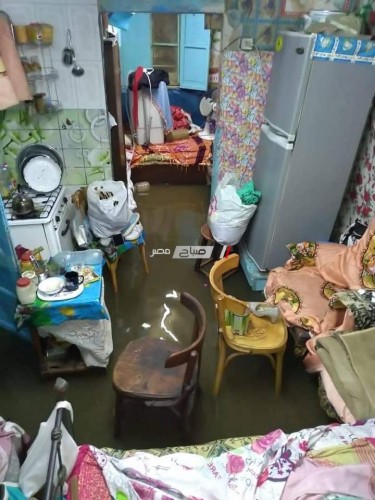 بالصور مياه الامطار تغرق منزل سيدة بدمياط و الاهالي عبر “فيس بوك” : عايزين المسئولين يزروها