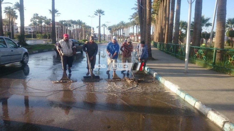 بالصور شن حملة مكبرة لرفع مياه الأمطار من شوارع مدينة راس البر بعد موجة الطقس السيئ