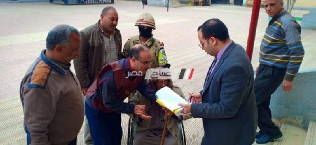 مستشار بدمياط يخرج لـ “مسن قعيد” خارج اللجنة للتصويت .. صورة