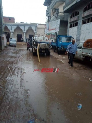الدفع بسيارات شفط مياه الأمطار بشوارع دمياط بعد استغاثة المواطنين