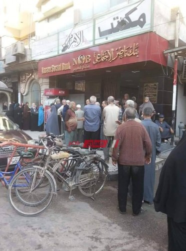 بالصور تكدس كبار السن أمام بنك ناصر الإجتماعى بدمياط