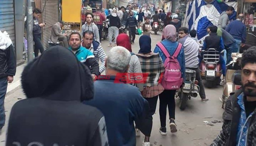 بالصور تكدس المواطنين في أسواق دمياط قبل بداية حظر التجوال