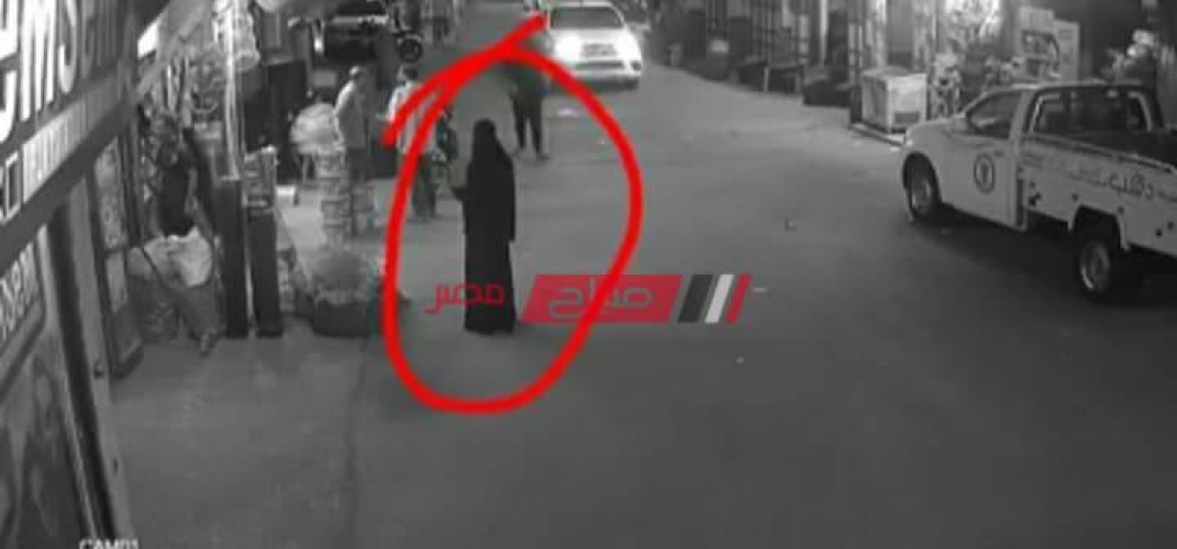بالفيديو ضبط عاطل يرتدي نقاب بدمياط الأهالي تلقنه علقة ساخنه