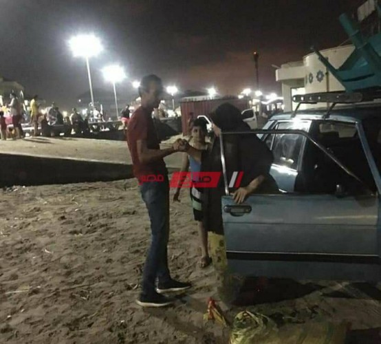 “صورة وتعليق” ضابط شرطة بدمياط يساعد كبار السن لإخلاء شواطئ رأس البر