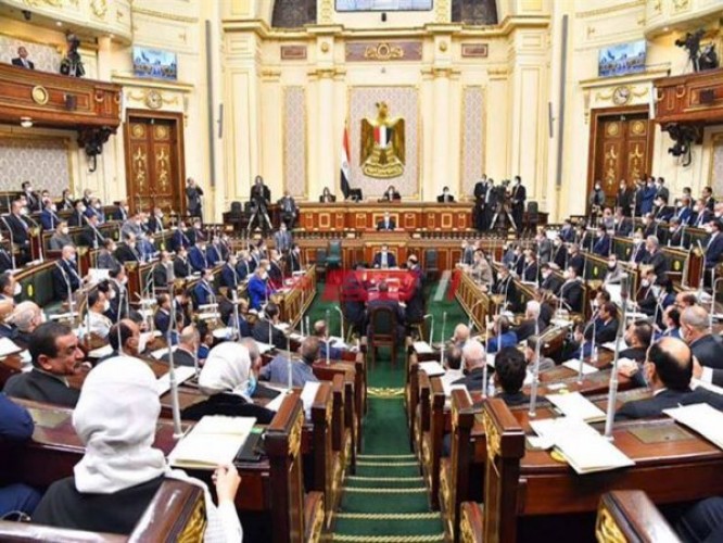 اشتباك بين نائب معارض وزعيم الأغلبية في الجلسة المكتملة للبرلمان