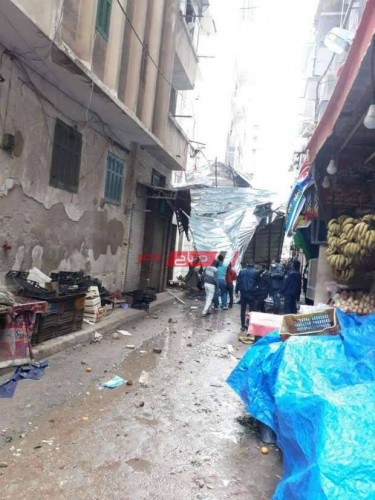 انهيار سقف وسقوط تندة حديدية وعمود إنارة بسبب الرياح الشديدة في الإسكندرية – صور