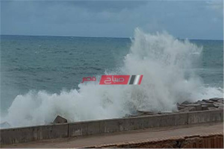بسبب الرياح الشديدة وارتفاع موج البحر غلق بوغازي الإسكندرية والدخيلة الآن