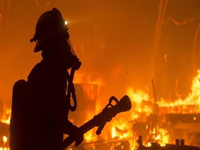 الحماية المدنية تسيطر على حريق مخزن في دمياط دون إصابات