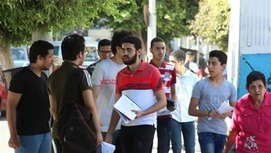 طلاب الثانوية العامة القسم العلمي ينتهون من امتحان الكيمياء في الإسكندرية