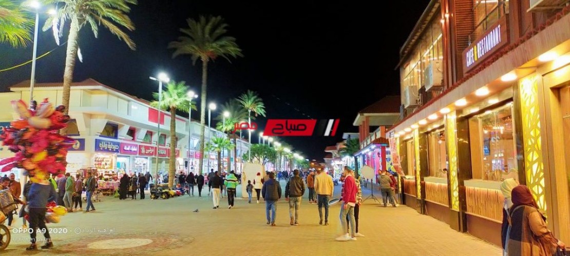 بداية توافد المواطنين على مدينة رأس البر مجددا بعد مغرب اول يوم العيد